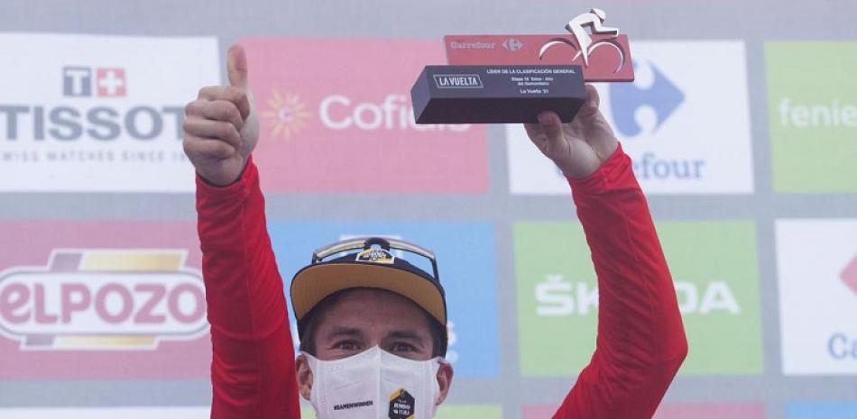Primoz Roglic con el maillot rojo de líder de la Vuelta a España tras la 18va etapa.