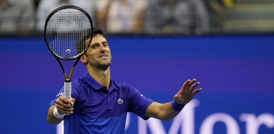 El serbio Novak Djokovic sonríe luego de propinar un pelotazo al holandés Tallon Griekspoor en el Abierto de Estados Unidos.