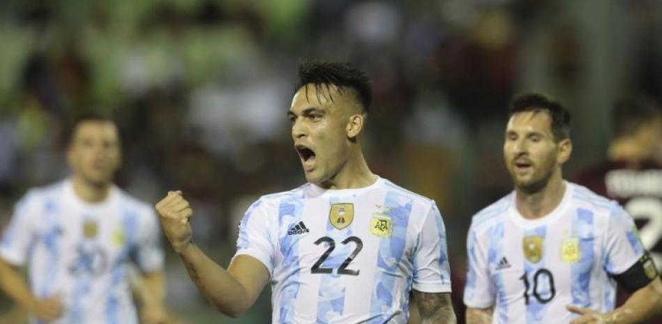 Lautaro Martínez festeja tras anotar el primer gol de Argentina en el partido contra Venezuela por las eliminatorias del Mundial.