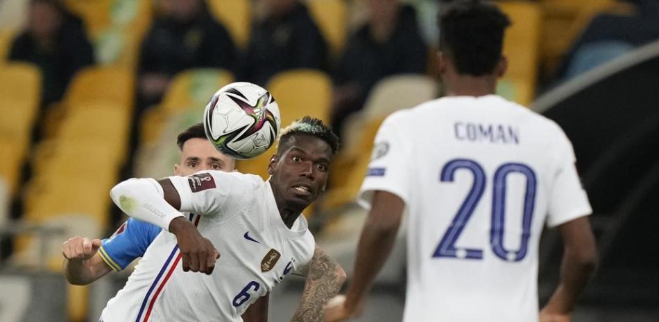Paul Pogba, de la selección de Francia, envía un pase durante un partido de la eliminatoria al Mundial ante Ucrania.