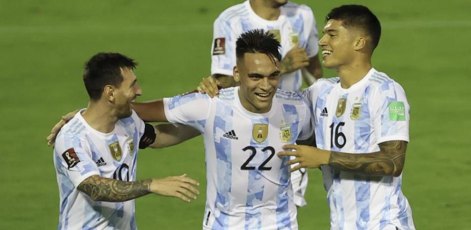 Joaquín Correa (derecha) celebra tras marcar el segundo gol de Argentina, junto a Lautaro Martínez (centro) y Lionel Messi, para la victoria 3-1 ante Venezuela por las eliminatorias del Mundial.