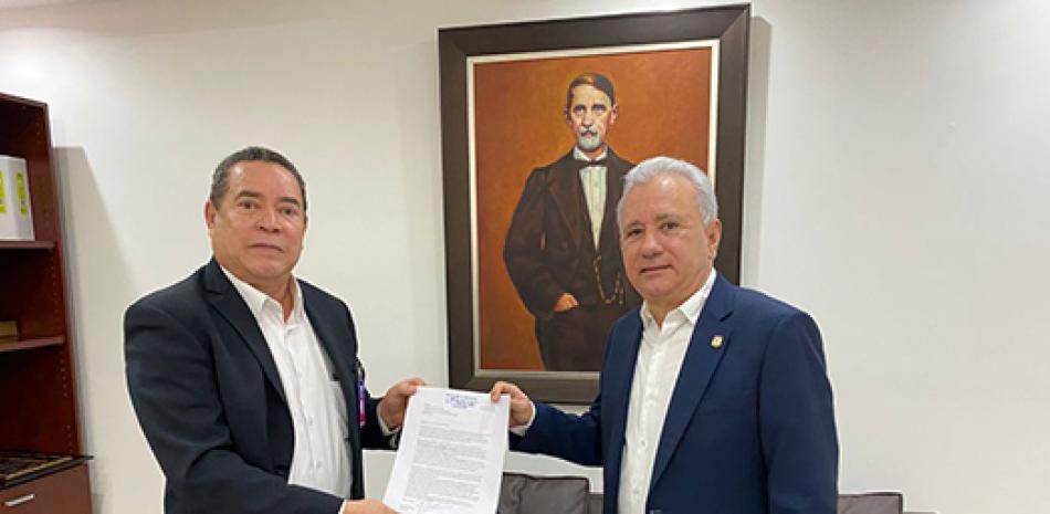 El reconocido realizador cinematográfico René Fortunato entrega carta al senador Antonio Taveras Guzmán, presidente de la Comisión Permanente de Justicia y Derechos Humanos del Senado.