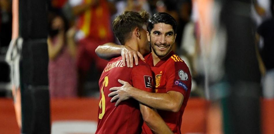 Carlos Soler, a la derecha, celebra luego de anotar el segundo de los goles con los cuales España goleó a Georgia en el partido de las eliminatorias europeas para el Mundial.