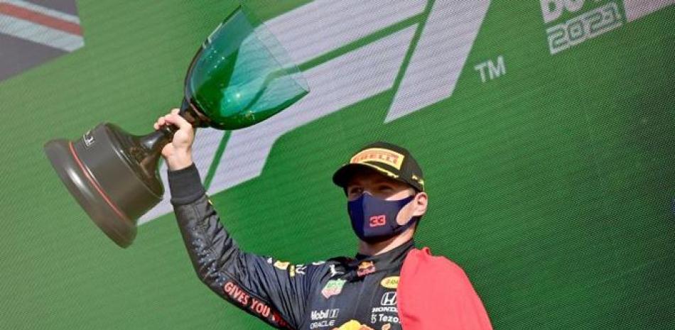 Max Verstappen levanta el trofeo que lo acredita como ganador del Gran Premio de Países Bajos del Campeonato Mundial de la Fórmula Uno.