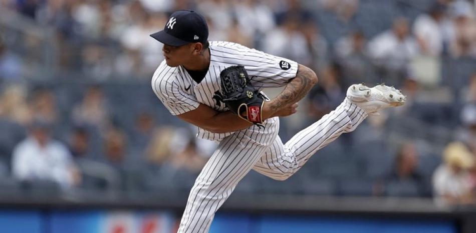 El pitcher nicaragüense Jonathan Loáisiga lanza por los Yanquis de Nueva York en la novena entrada del partido frente a los Marineros de Seattle, el sábado 7 de agosto.