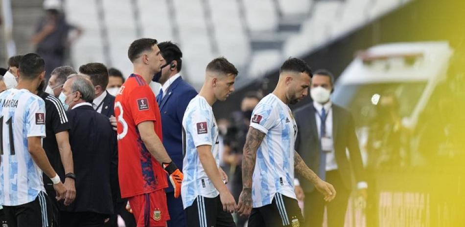Los jugadores de Argentina se retiran de la cancha durante el primer tiempo del partido contra Brasil por las eliminatorias de la Copa Mundial.