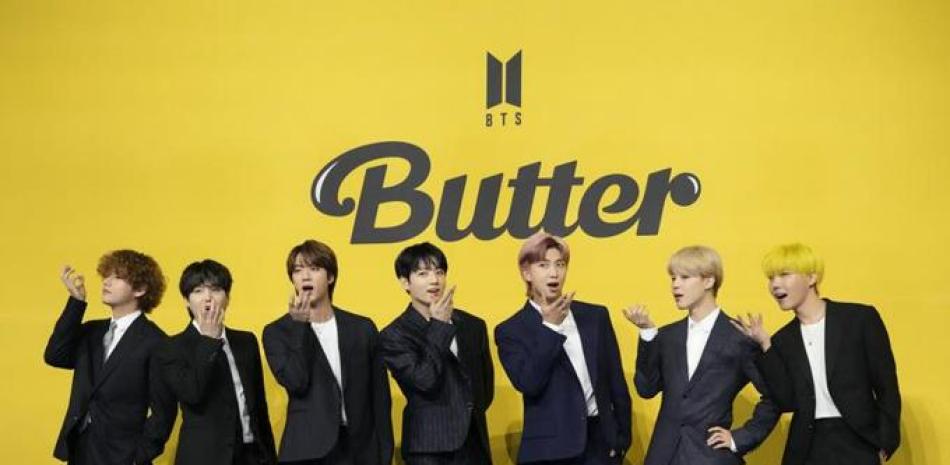 En esta fotografía del 21 de mayo de 2021 miembros de la banda sudcoreana de K-pop BTS posan antes de una conferencia de prensa para presentar su sencillo "Butter" en Seoúl, Corea del Sur. (Foto AP/Lee Jin-man, archivo).