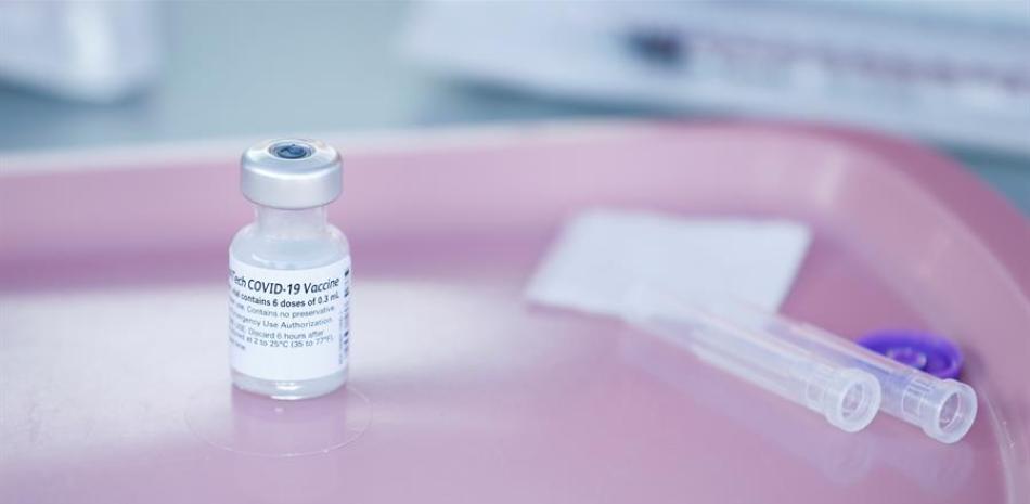 Fotografía de archivo de una dosis de la vacuna Pfizer-BioNTech. EFE/EPA/CAROLINE BREHMAN