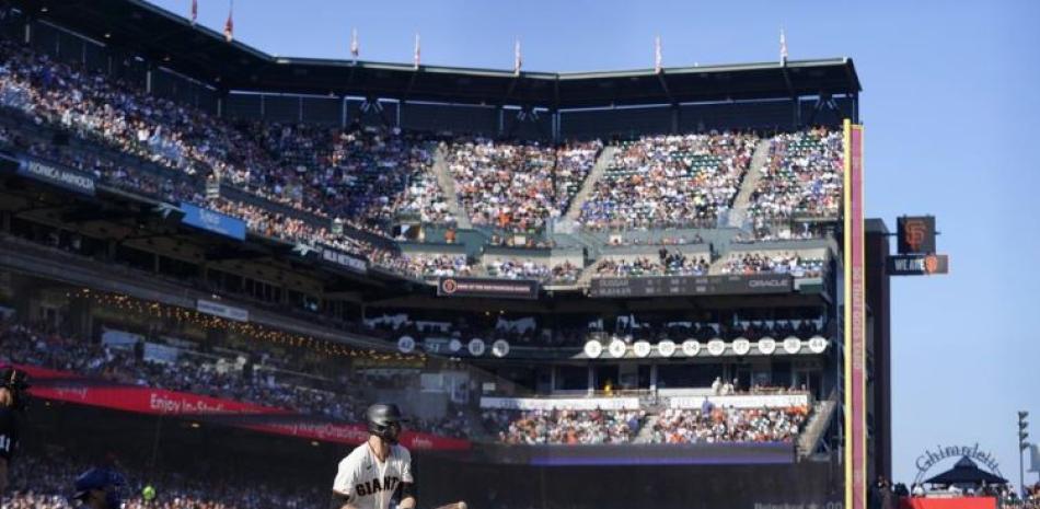 Steven Duggar, de los Gigantes de San Francisco, conecta un triple de dos carreras a los Dodgers de Los Ángeles en la segunda entrada del partido en San Francisco.
