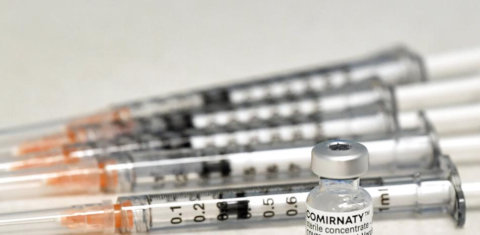 Vacunas de Pfizer contra el COVID-19 son preparadas en un centro médico en Sydney, el 14 de marzo de 2021.

Foto: Joel Carrett/AP