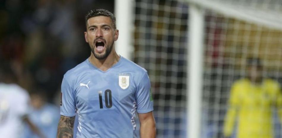 El uruguayo Giorgian de Arrascaeta festeja tras anotar el primer gol en el partido contra Bolivia por las eliminatorias de la Copa Mundial.