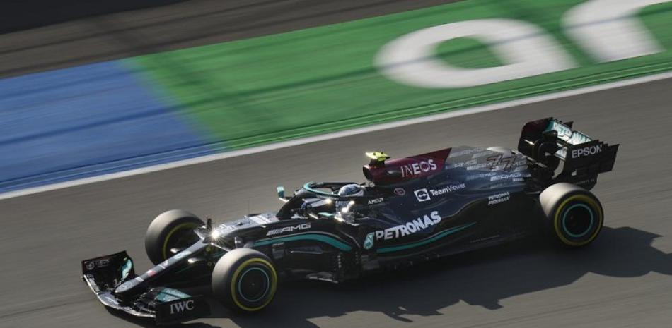 El piloto de Mercedes Valtteri Bottas conduce su monoplaza durante una práctica del Gran Premio de Holanda.