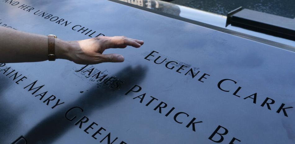 Désirée Bouchat toca la inscripción con el nombre de James Patrick Berger en el Monumento Nacional del 11S, el 6 de agosto de 2021, en Nueva York.

Foto: AP/Mark Lennihan