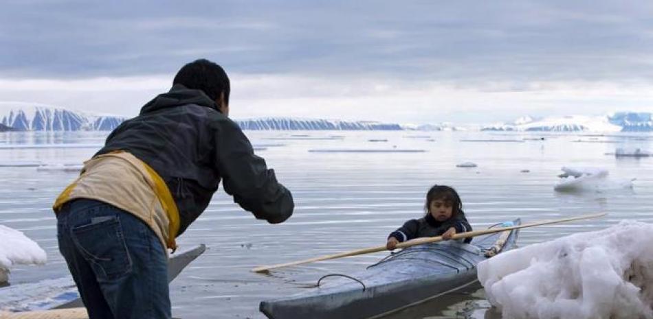 En la foto, un adulto enseña a un niño a remar cerca de Siorapaluk en el noroeste de Groenlandia.

Foto: EP/ CARSTEN EGEVANG
