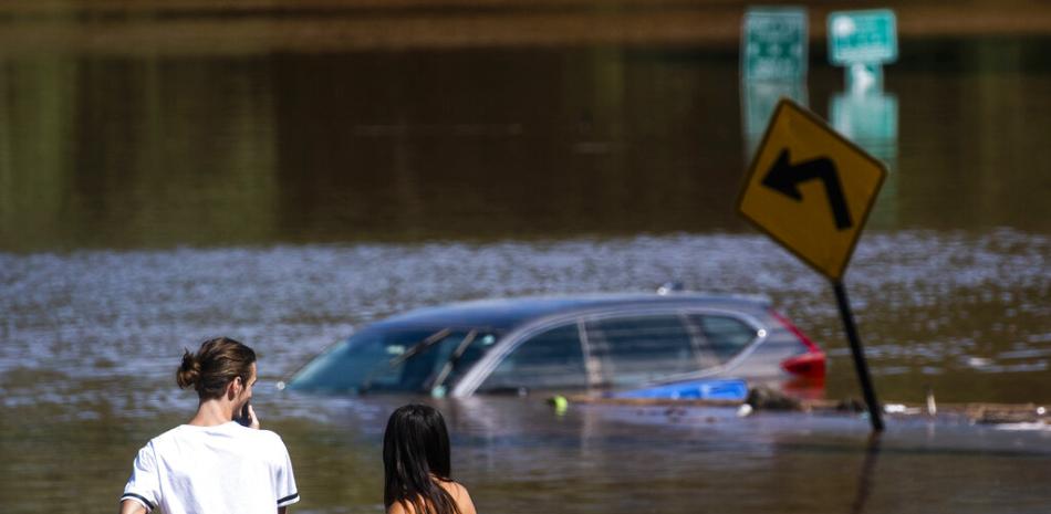 Un par de personas observa un auto en medio de la inundación causada por los remanentes del huracán Ida en una calle de Somerville, Nueva Jersey, el jueves 2 de septiembre de 2021.

Foto: AP/Eduardo Muñoz Álvarez