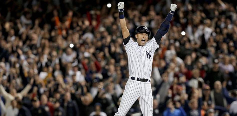 Derek Jeter celebra tras remolcar la carrera de la victoria ante los Orioles de Baltimore, el 25 de septiembre del 2014.