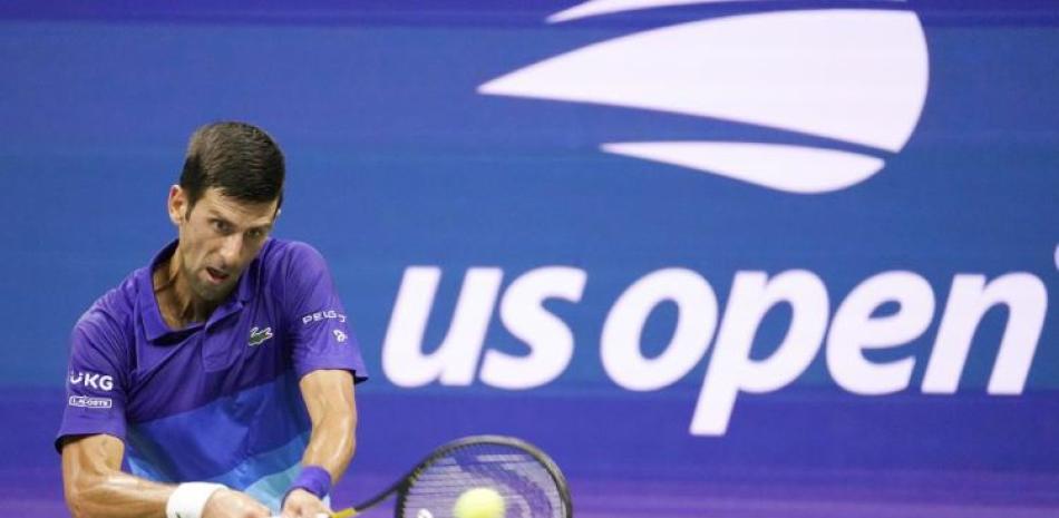 Novak Djokovic devuelve ante Jenson Brooksby durante los octavos de final del Abierto de Estados Unidos.