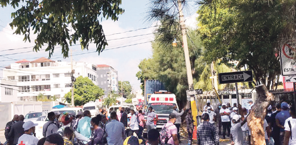 El tumulto frente a la sede de la Cruz Roja Dominicana tras un enfrentamiento. LD