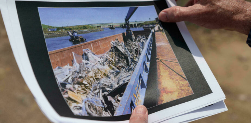Dennis Diggins muestra imágenes de escombros de las Torres Gemelas en el vertedero de Fresh Kills de Nueva York Angela Weiss AFP