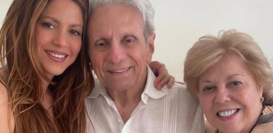 La cantante Shakira junto a sus padres, William Mebarak y Nidia del Carmen Ripoll Torrado.