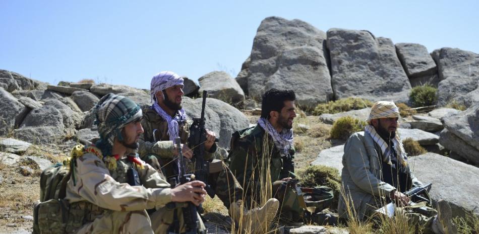 El movimiento de resistencia afgano y las fuerzas del levantamiento anti-talibán descansan mientras patrullan en la cima de una colina en el área de Darband en el distrito de Anaba, provincia de Panjshir el 1 de septiembre de 2021.

Foto: Ahmad Sahel Arman/ AFP