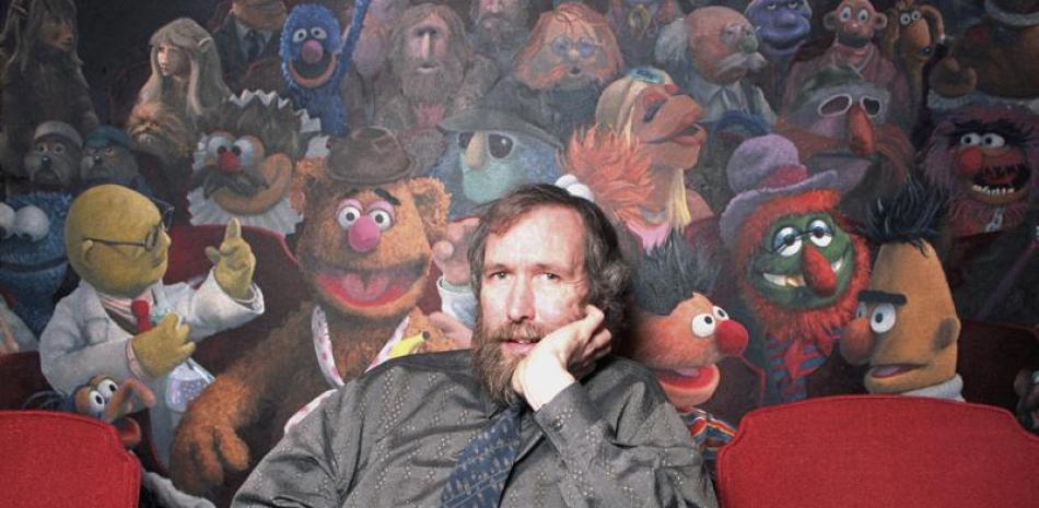 En esta foto del 30 de diciembre de 1985, el creador de los Muppets Jim Henson posa en su oficina en Nueva York. (AP Foto/Burnett, Archivo)