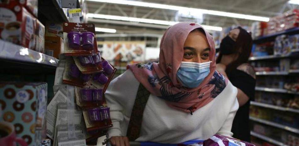 Amirah Ahmed, de 17 años, hace las compras con su familia en un Walmart, el sábado 14 de agosto de 2021, en Fredericksburg, Virginia.

Foto: AP/Jessie Wardarski