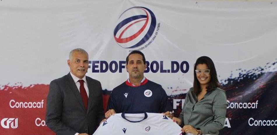 El entrenador cubano Walter Benítez (centro), fue presentado por Rubén García y Yelena Hazim.