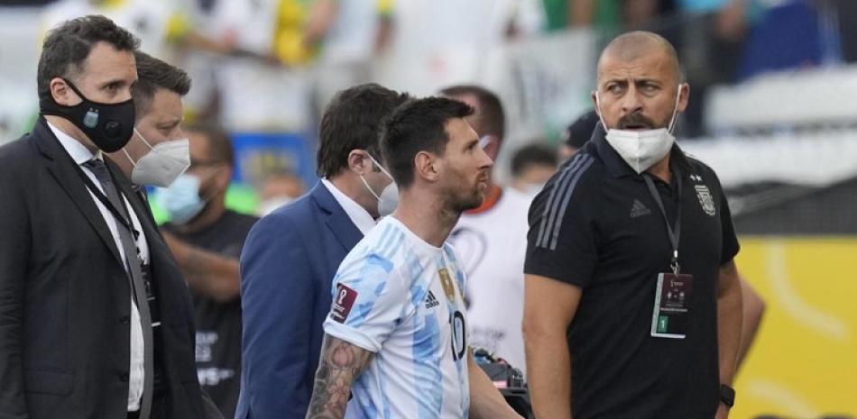 El delantero Lionel Messi se retira de la cancha en el partido contra Brasil por las eliminatorias de la Copa Mundial.