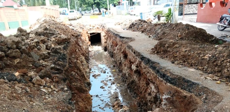 Excavación para arreglos en las conexiones del desagüe pluvial y sanitario de Gazcue. Foto: Gabriel Coplin