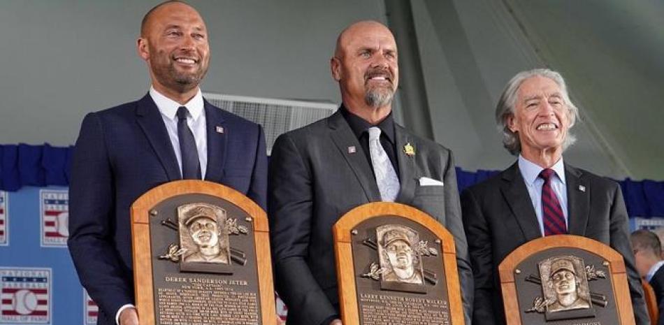 Derek Jeter, Larry Walker y Ted Simmons posan con las placas que los acreditan como nuevos integrantes del Salón de la Fama de Cooperstown.