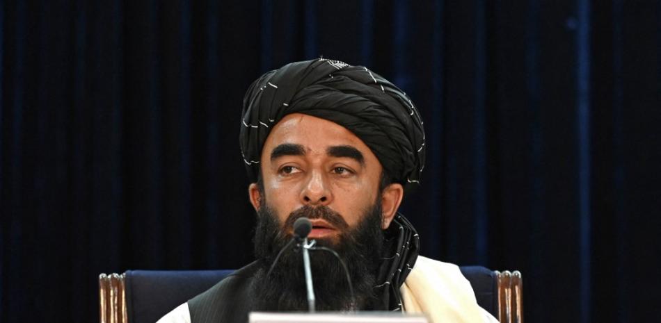 El portavoz de los talibanes, Zabihullah Mujahid, habla durante una conferencia de prensa en Kabul el 6 de septiembre de 2021. Los talibanes dijeron que cualquier insurgencia contra su gobierno sería "duramente golpeada", después de haber dicho anteriormente que habían capturado el valle de Panjshir. último bolsillo de resistencia.
WAKIL KOHSAR / AFP