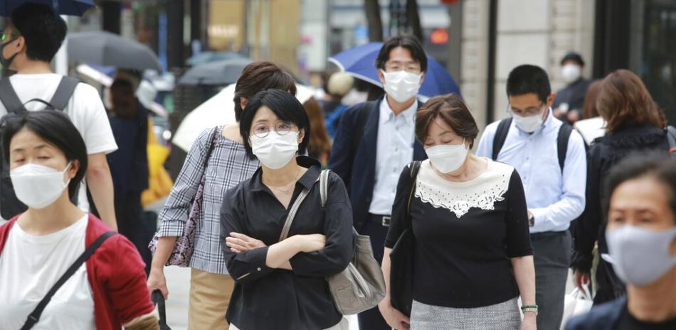 Varias personas con mascarillas para protegerse del coronavirus caminan en una calle el miércoles 8 de septiembre de 2020, en Tokio.

Foto: AP/Koji Sasahara