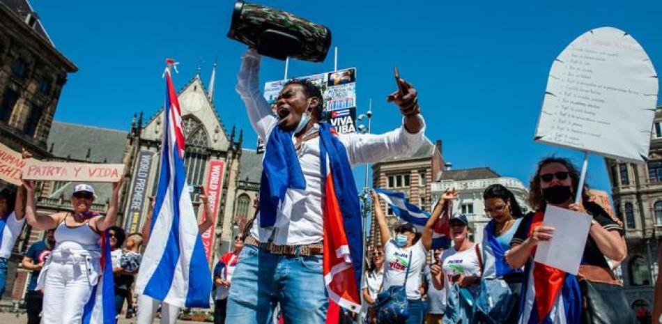 Un hombre grita consignas contra el régimen cubano, durante una manifestación en apoyo a Cuba organizada en Amsterdam, el 17 de julio de 2021.
(Romy Arroyo Fernandez/NurPhoto/Getty Images)