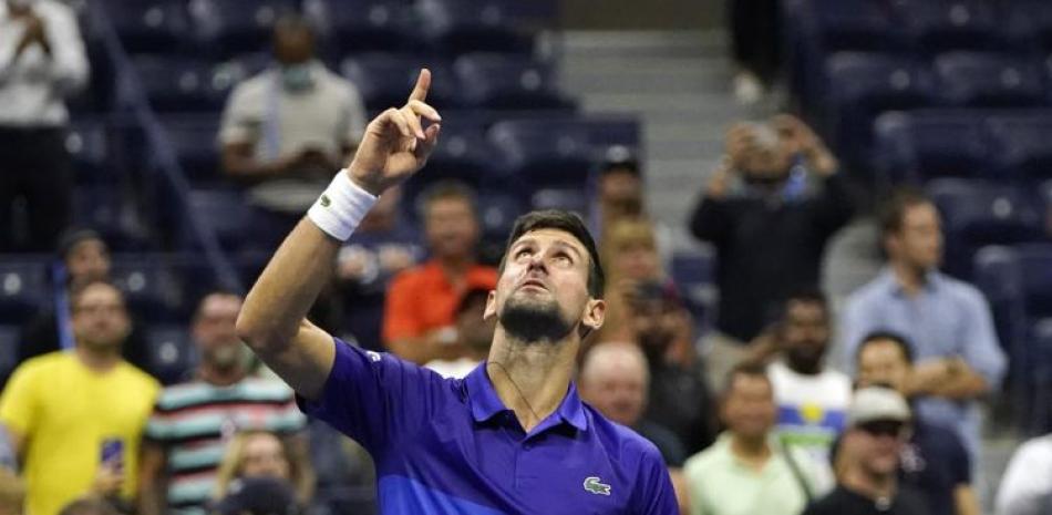El serbio Novak Djokovic celebra después de derrotar al italiano Matteo Berrettini en los cuartos de final del U.S. Open.