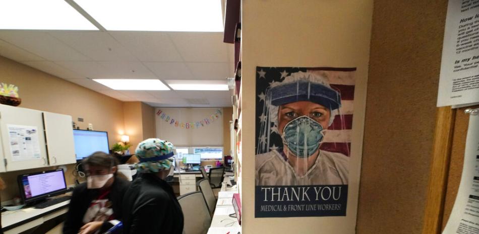 Fotografía de archivo del 18 de agosto de 2021, de un cartel en honor a los trabajadores médicos y de primera línea, colgado en una estación de enfermería de una unidad de cuidados intensivos en el Centro Médico Willis-Knighton en Shreveport, Luisiana.

Foto: AP/Gerald Herbert