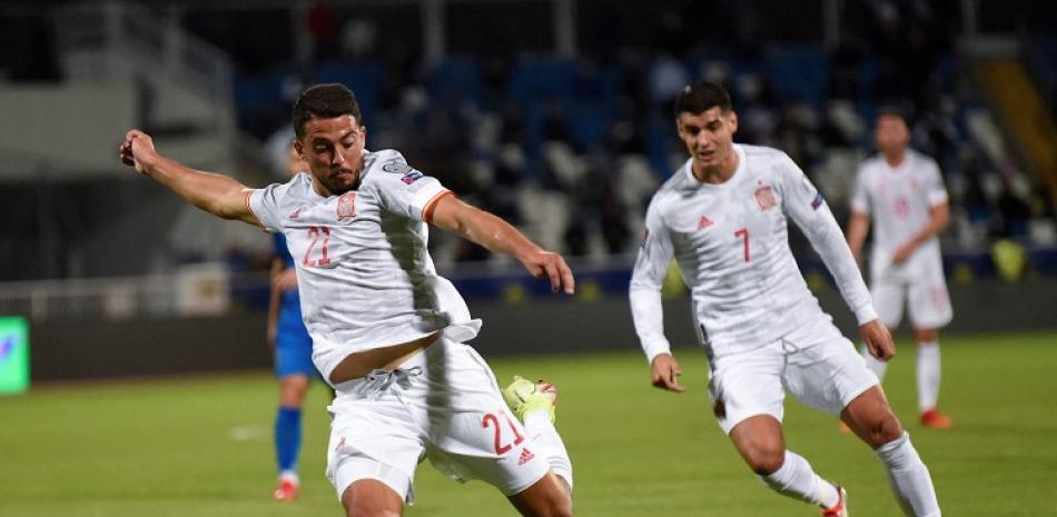 Pablo Fornals, de España, se apresta a marcar un gol en el partido frente a Kosovo por las eliminatorias europeas para el Mundial de Catar.
