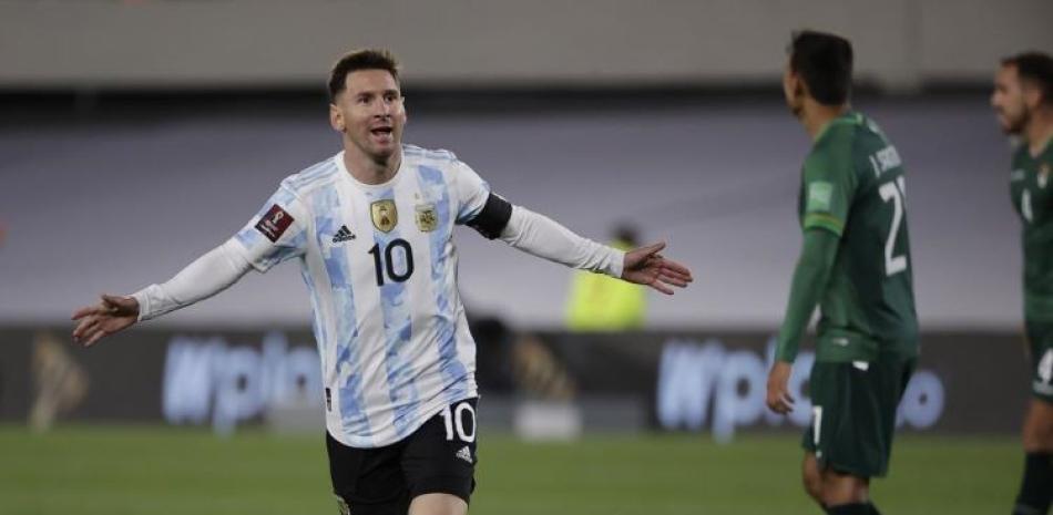 Lionel Messi, de la selección de Argentina, anota el primer tanto del encuentro de la eliminatoria mundialista frente a Bolivia.