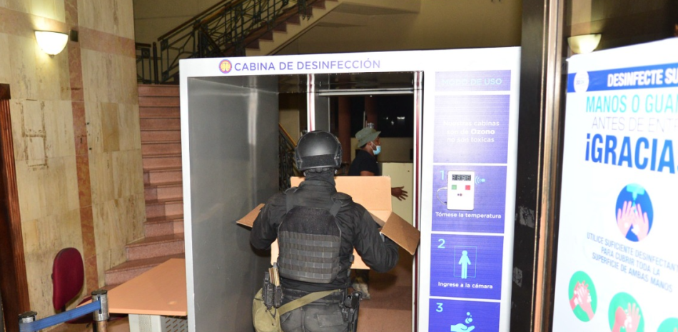 Un oficial carga una caja en el curso de los operativos.