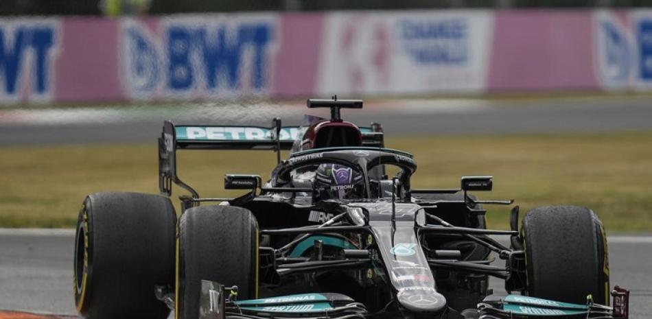 El piloto británico Lewis Hamilton, de Mercedes, conduce durante la primera sesión de práctica para el Gran Premio de Italia de la Fórmula Uno, en el circuito de Monza.