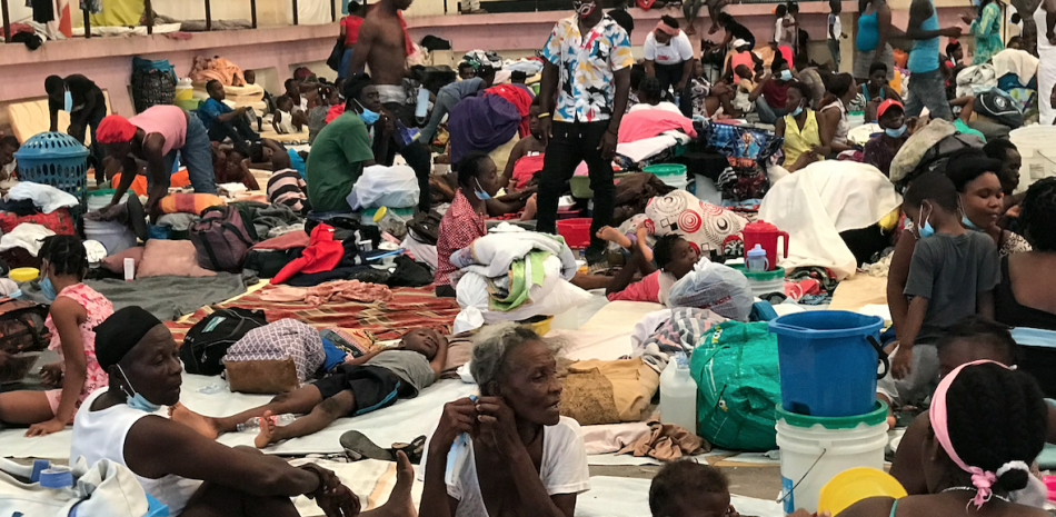 Cientos de familias se han refugiado en el polideportivo de la ciudad de Carrefour, en las afueras de Port-au-Prince, luego del terremoto del pasado 14 de agosto en Haití. / AFP