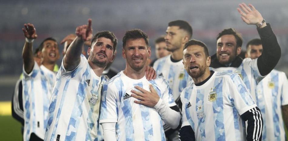Los jugadores de la selección de Argentina festejan al final de su partido ante Bolivia, en las eliminatorias sudamericanas para la Copa del Mundo Qatar 2022.