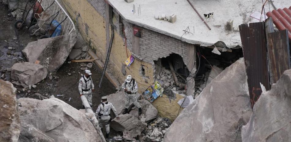 Socorristas buscan a sobrevivientes en una pila de rocas de tres pisos de altura en Tlalnepantla, en las afueras de Ciudad de México, el viernes 10 de septiembre de 2021, luego de un deslave. (AP Foto/Eduardo Verdugo)