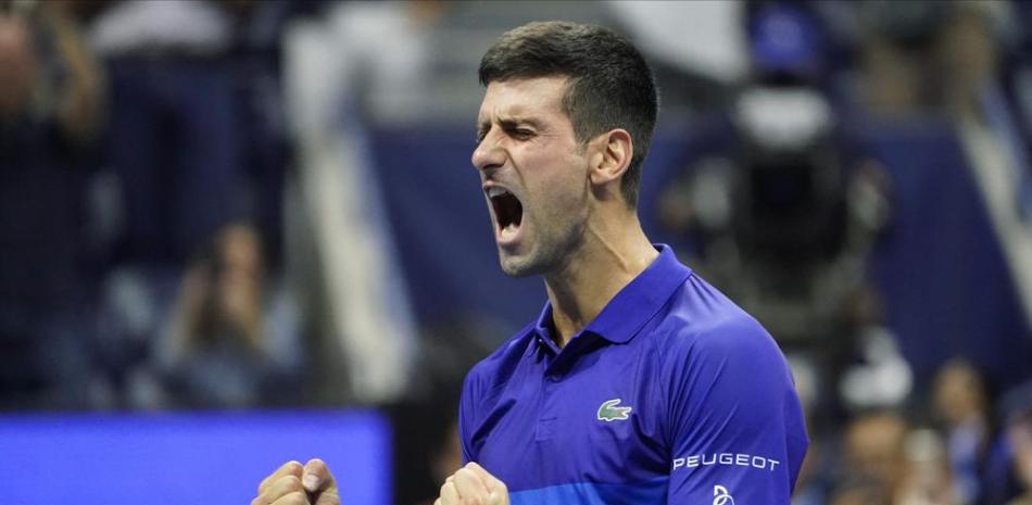 El serbio Novak Djokovic festeja luego de doblegar al alemán Alexander Zverev en la semifinal del Abierto de Estados Unidos. (AP Foto/John Minchillo)