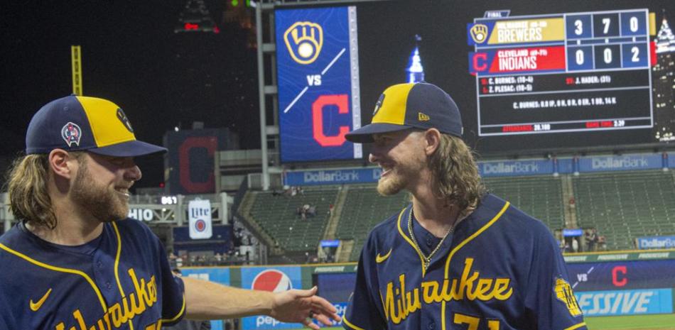 Corbin Burnes y Josh Hader, de los Cerveceros de Milwaukee, festejan luego de lograr un juego sin hit combinado ante los Indios de Cleveland. (AP Foto/Phil Long)
