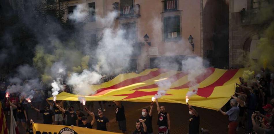 Manifestantes portan una bandera enorme a favor de la independencia durante una marcha por las calles de Barcelona, España, el sábado 11 de septiembre de 2021. (AP Foto/Joan Mateu Parra)Joan Mateu Parra/AP