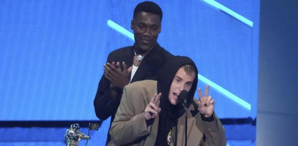 Justin Bieber, al frente, y Giveon reciben el premio al mejor pop, por "Peaches", durante la ceremonia de los Premios MTV a los Videos Musicales, el domingo 12 de septiembre de 2021 en el Barclays Center en Nueva York. (Foto por Charles Sykes/Invision/AP).