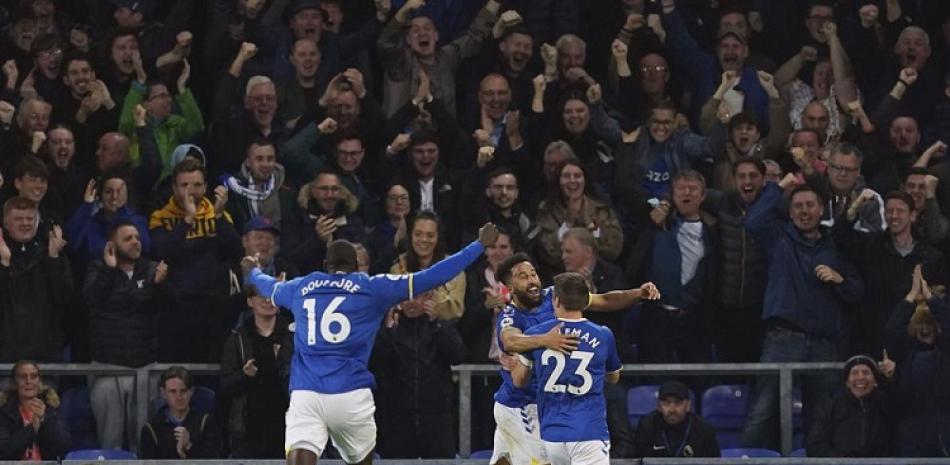 Andros Townsend, del Everton, celebra después de anotar el segundo gol de su equipo en el partido ante el Burnley en la Premier.