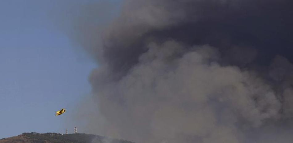 Aviones extintores combaten un incendio forestal en Estepona, en la provincia de Málaga, España, el sábado 11 de septiembre de 2021. Álex Zea/Europa Press vía AP)