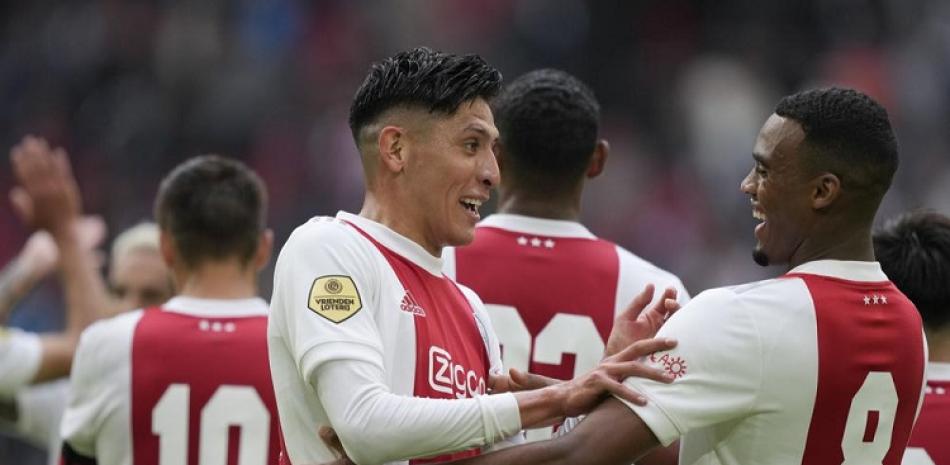 El mexicano Edson Álvarez es felicitado por Ryan Gravenbergh (8) tras anotar un gol para el Ajax contra Vitesse en un partido de la liga holandesa jugado en Ámsterdam.